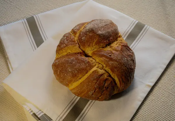 Ev yapımı taze ekmek. Havluda mis kokulu hamur işleri. Ekolojik kavram. Yukarıdan görüntüle