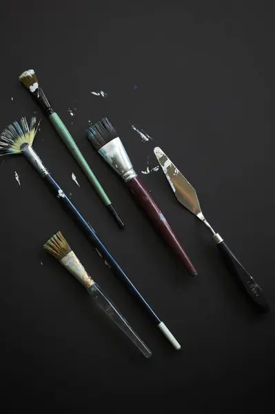 Renkli boya lekesi. Siyah arka planda izole edilmiş. Duygular, rahatlama, sosyal sorunlar.