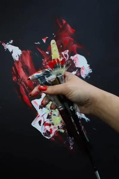 Renkli boya lekesi. Siyah arka planda izole edilmiş. Duygular, rahatlama, sosyal sorunlar.