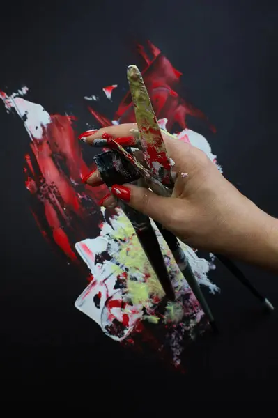 Renkli boya lekesi. Siyah arka planda izole edilmiş. Duygular, rahatlama, sosyal sorunlar.