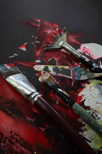 Renkli boya lekesi. Siyah arka planda izole edilmiş. Duygular, rahatlama, sosyal sorunlar.