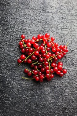 desenli bir arkaplanda üzümler