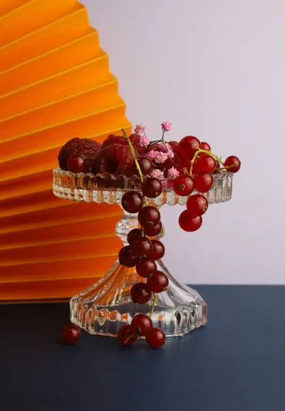 Böğürtlen, ahududu ve diğer meyveler güzel bir cam kasede