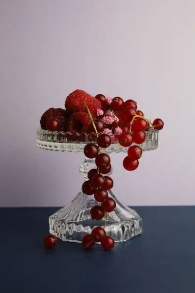 Böğürtlen, ahududu ve diğer meyveler güzel bir cam kasede