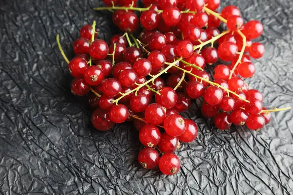 desenli bir arkaplanda üzümler