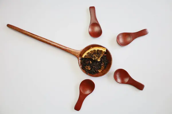 Tahta kaşıkta meyveli gevşek aromalı çay.