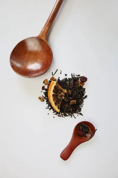 Tahta kaşıkta meyveli gevşek aromalı çay.