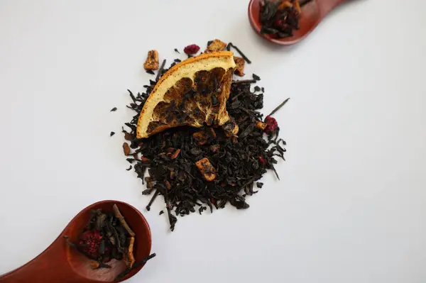 Tahta kaşıkta meyveli gevşek aromalı çay.