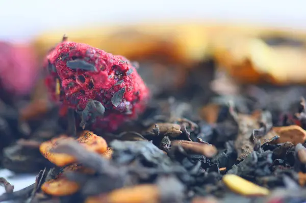 Tahta masada kaşıkta büyük kuru yaprak çayı, yakın plan, üst manzara.