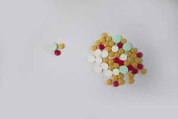 Kadın sağlığı, kadın hastalıklarının tedavisi. Vajinal fitiller, haplar kabarcıklar, tamponlar, farkındalık bandı.