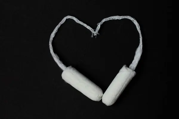 Kadın sağlığı, kadın hastalıklarının tedavisi. Vajinal fitiller, haplar kabarcıklar, tamponlar, farkındalık bandı.