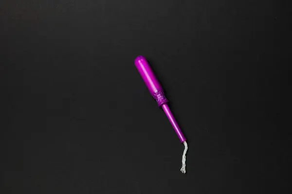 Kadın sağlığı, kadın hastalıklarının tedavisi. Vajinal fitiller, haplar kabarcıklar, tamponlar, farkındalık bandı.