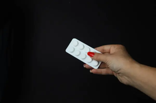 Kadın sağlığı, kadın hastalıklarının tedavisi. Vajinal fitiller, haplar kabarcıklar, tamponlar, farkındalık bandı.