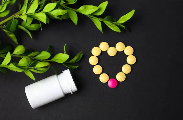 Kadın sağlığı, kadın hastalıklarının tedavisi. Vajinal fitiller, haplar kabarcıklar, tamponlar, farkındalık bandı.