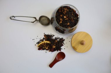 Tahta masada kaşıkta büyük kuru yaprak çayı, yakın plan, üst manzara.