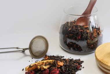 Tahta masada kaşıkta büyük kuru yaprak çayı, yakın plan, üst manzara.