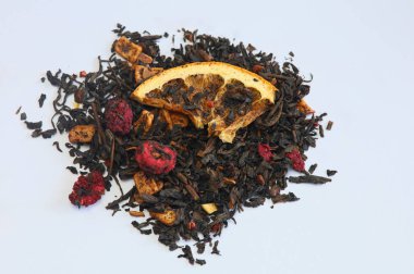 Tahta masada kaşıkta büyük kuru yaprak çayı, yakın plan, üst manzara.