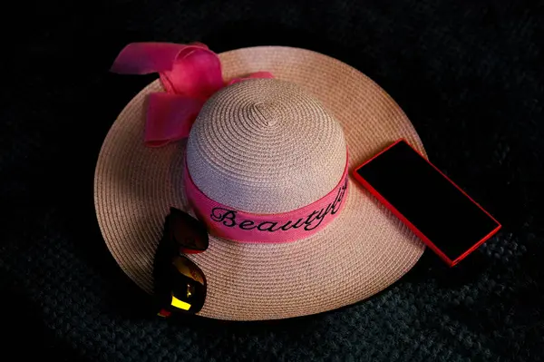 Yaz tatili için bavul hazırla. Yanına şapka, kitap, gözlük al.