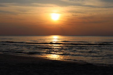 Yaz kapanış günbatımı deniz manzarası. Renkli okyanus plajı gündoğumu. Güzel plaj yansımaları sakin dalgalar, yumuşak kumlu sahil. Mükemmel tropikal sahil manzarası manzarası. Akdeniz doğası