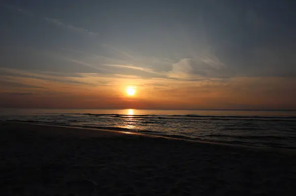 Yaz kapanış günbatımı deniz manzarası. Renkli okyanus plajı gündoğumu. Güzel plaj yansımaları sakin dalgalar, yumuşak kumlu sahil. Mükemmel tropikal sahil manzarası manzarası. Akdeniz doğası