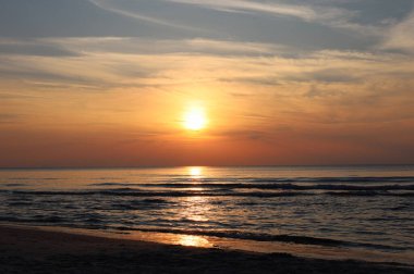 Yaz kapanış günbatımı deniz manzarası. Renkli okyanus plajı gündoğumu. Güzel plaj yansımaları sakin dalgalar, yumuşak kumlu sahil. Mükemmel tropikal sahil manzarası manzarası. Akdeniz doğası