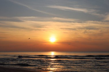 Yaz kapanış günbatımı deniz manzarası. Renkli okyanus plajı gündoğumu. Güzel plaj yansımaları sakin dalgalar, yumuşak kumlu sahil. Mükemmel tropikal sahil manzarası manzarası. Akdeniz doğası