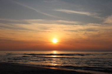 Yaz kapanış günbatımı deniz manzarası. Renkli okyanus plajı gündoğumu. Güzel plaj yansımaları sakin dalgalar, yumuşak kumlu sahil. Mükemmel tropikal sahil manzarası manzarası. Akdeniz doğası