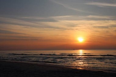 Yaz kapanış günbatımı deniz manzarası. Renkli okyanus plajı gündoğumu. Güzel plaj yansımaları sakin dalgalar, yumuşak kumlu sahil. Mükemmel tropikal sahil manzarası manzarası. Akdeniz doğası