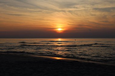 Yaz kapanış günbatımı deniz manzarası. Renkli okyanus plajı gündoğumu. Güzel plaj yansımaları sakin dalgalar, yumuşak kumlu sahil. Mükemmel tropikal sahil manzarası manzarası. Akdeniz doğası