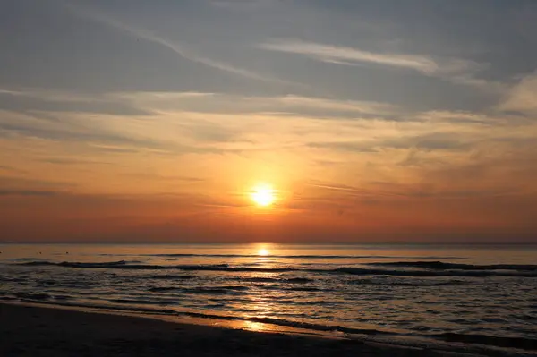 Yaz kapanış günbatımı deniz manzarası. Renkli okyanus plajı gündoğumu. Güzel plaj yansımaları sakin dalgalar, yumuşak kumlu sahil. Mükemmel tropikal sahil manzarası manzarası. Akdeniz doğası