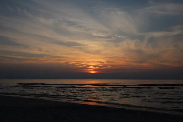 Yaz kapanış günbatımı deniz manzarası. Renkli okyanus plajı gündoğumu. Güzel plaj yansımaları sakin dalgalar, yumuşak kumlu sahil. Mükemmel tropikal sahil manzarası manzarası. Akdeniz doğası