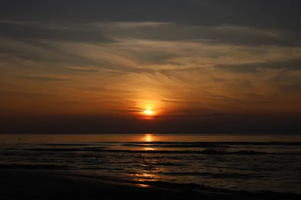Yaz kapanış günbatımı deniz manzarası. Renkli okyanus plajı gündoğumu. Güzel plaj yansımaları sakin dalgalar, yumuşak kumlu sahil. Mükemmel tropikal sahil manzarası manzarası. Akdeniz doğası
