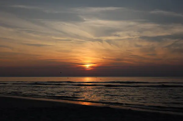 Yaz kapanış günbatımı deniz manzarası. Renkli okyanus plajı gündoğumu. Güzel plaj yansımaları sakin dalgalar, yumuşak kumlu sahil. Mükemmel tropikal sahil manzarası manzarası. Akdeniz doğası