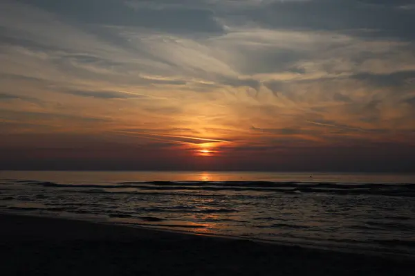 Yaz kapanış günbatımı deniz manzarası. Renkli okyanus plajı gündoğumu. Güzel plaj yansımaları sakin dalgalar, yumuşak kumlu sahil. Mükemmel tropikal sahil manzarası manzarası. Akdeniz doğası