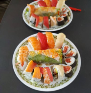 Somon ve sebzeli suşi.