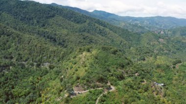 Sabahları dağ manzarasının havadan görüntüsü