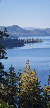 Tahoe Gölü 'nün Görkemli Güzelliğini keşfedin Doğanın Harikalarının Huzurlu Suyla Buluştuğu