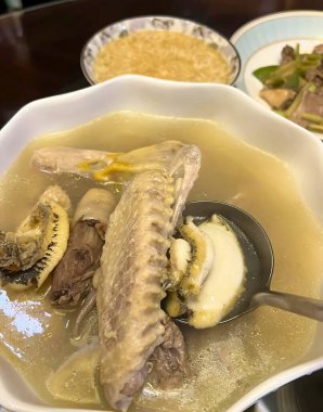 Ginger soslu tuzlu tavuğumuzla ziyafetinizi renklendirin.