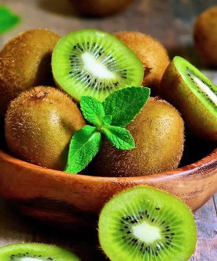 Bir kase taze ve enerjik Kivi.