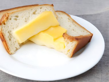 Lezzetli Kızarmış Fıstık Ezmeli Sandviç