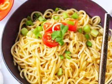 Beyaz arka planda izole edilmiş anlık şehriye kavramı, üst görünüm