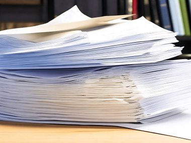 Belgeler ve ofis çalışanı.