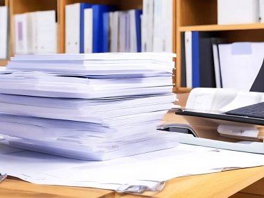 Belgeler ve ofis çalışanı.