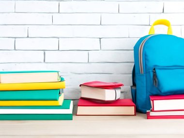 Okul konseptine ve ahşap masadaki kitap yığınına geri dönelim. 