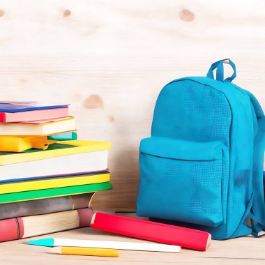 Okul konseptine ve ahşap masadaki kitap yığınına geri dönelim. 