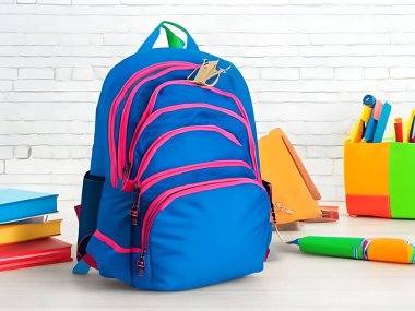 Arka planda Mavi Okul Sırt çantası 