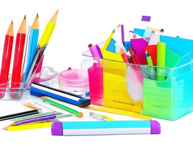 Beyaz arka planda okul malzemeleri