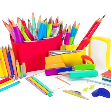Beyaz arka planda okul malzemeleri