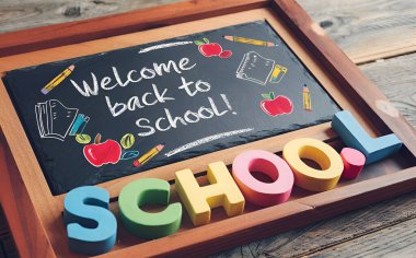 Tahta yüzeyde tahtası olan okul dekorasyonuna dönelim. Ai üretken