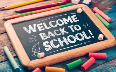 Tahta yüzeyde tahtası olan okul dekorasyonuna geri dön..